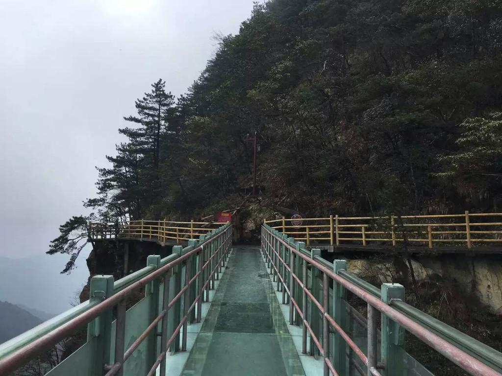   明月山的玻璃栈道,我们登青云