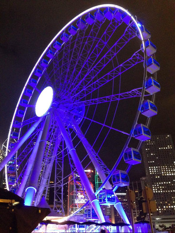 却一瞥眼看到了美得不像话的中环摩天轮还在转动,矗立在中环码头边