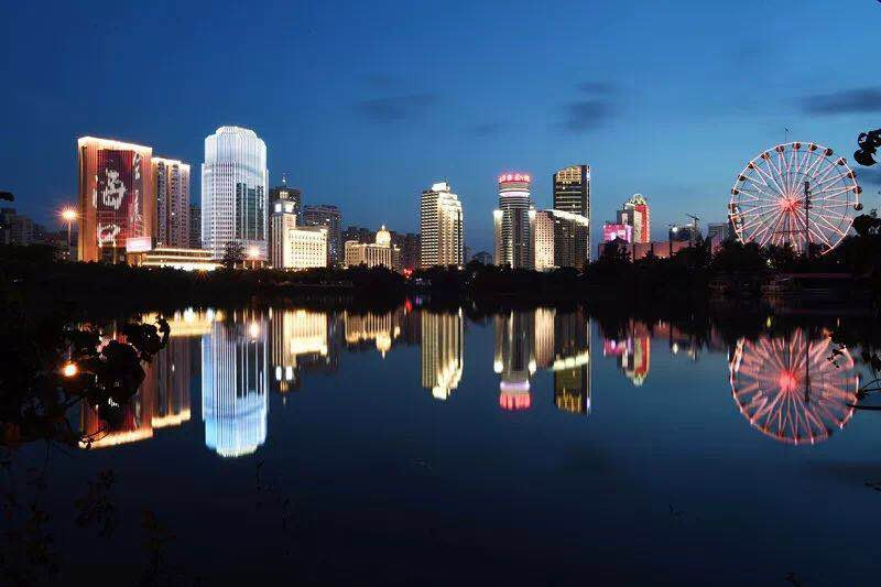 海口市景 海口,是海南省的省会城市,北靠风光秀丽,碧水荡漾的琼州