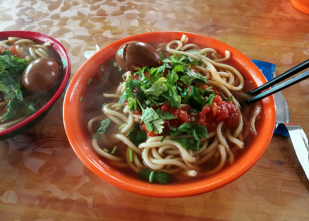 节省时间,每人来一碗面(2大碗,2中碗),河捞面,其实就是饸饹面,彩色