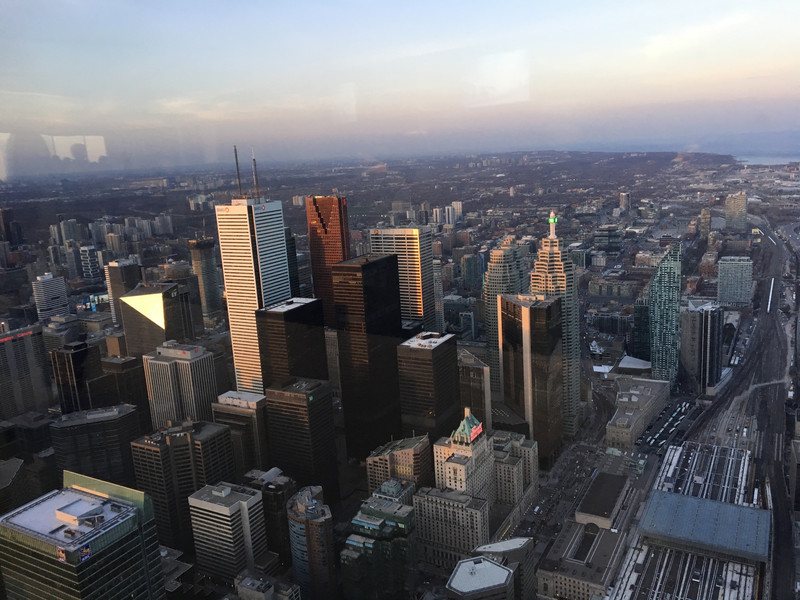 cn tower往下看的景色,整个多伦多除了市中心的高楼大厦周边都是平楼.