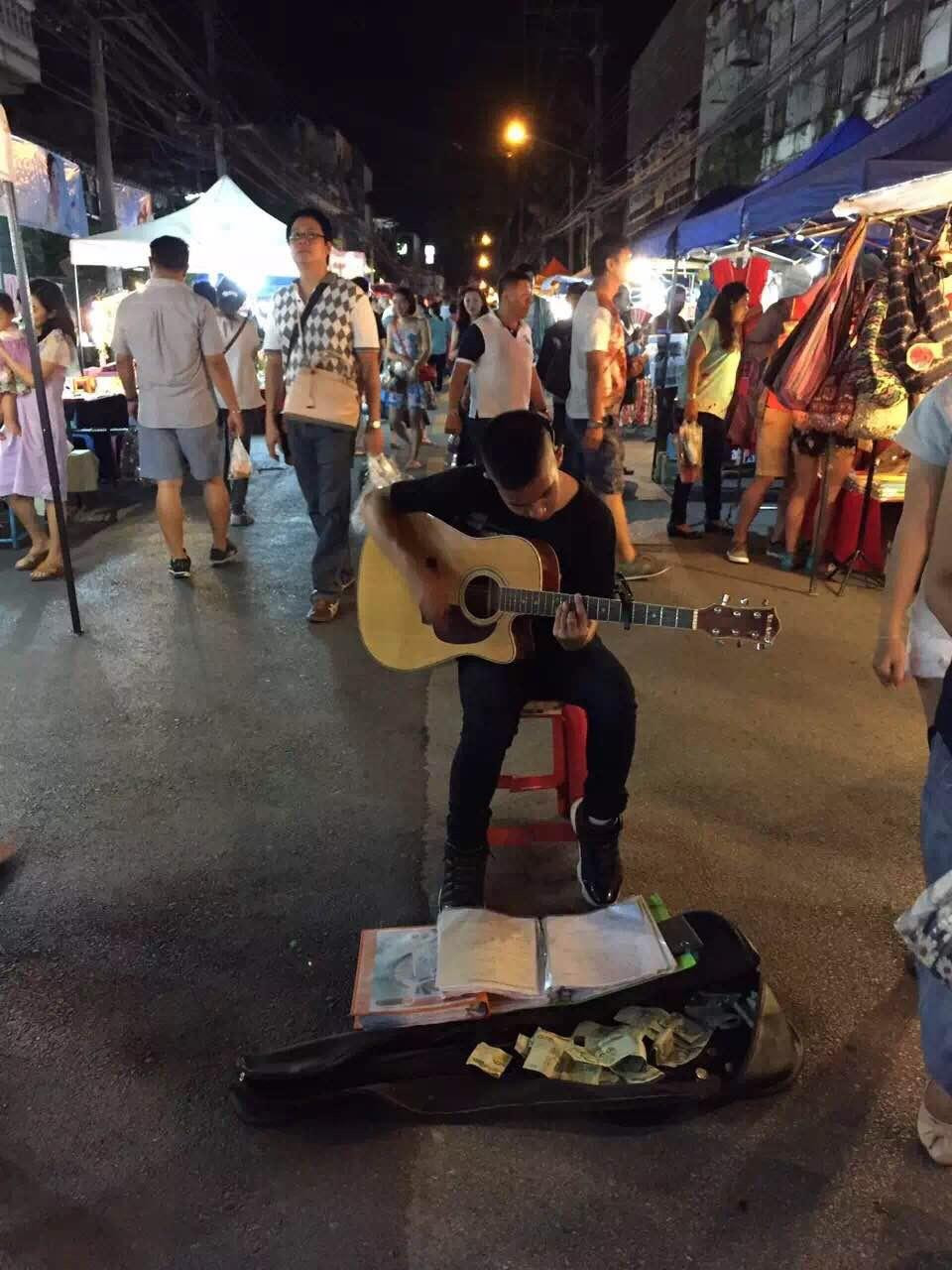 夜市的另一道风景是各种风格的街头艺人
