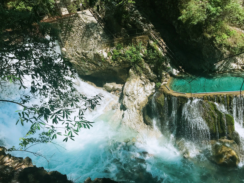 凉山州旅游,世界最大温泉瀑布——螺髻九十九里