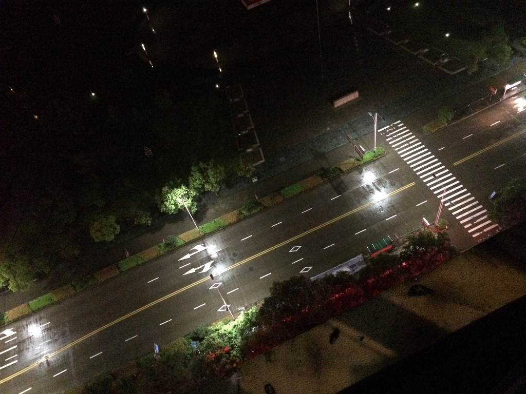    从酒店楼顶俯瞰建德空寂的马路