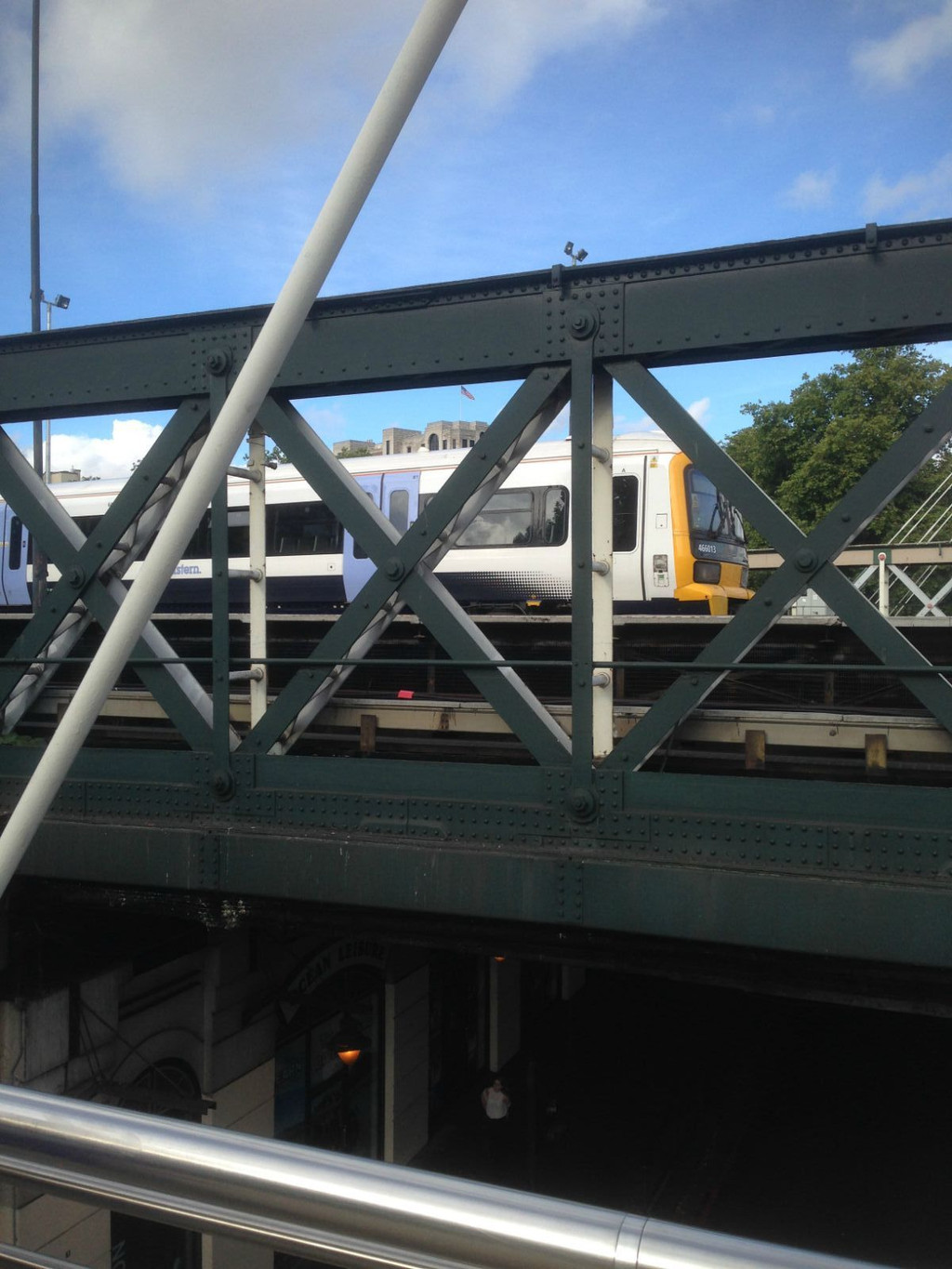 bridge与westminster bridge之间,桥的北端就是charing cross station