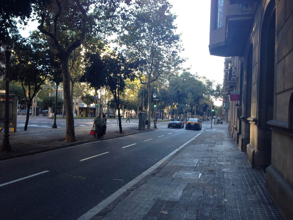          周末的清晨,安静的街道