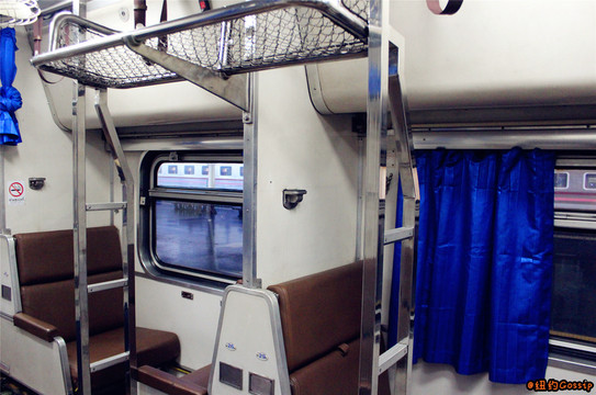 订上铺的话行李要放在行李架的上层.
