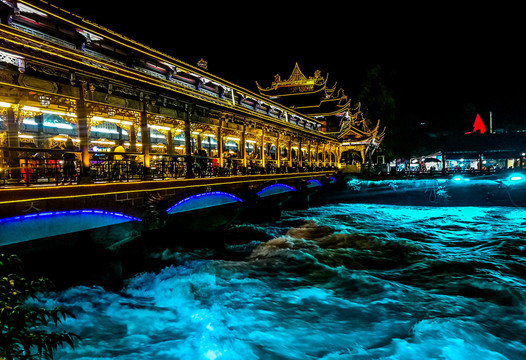▼入暮后的都江堰南桥灯光旖旎,水流湍急,是拍夜景的好去处.