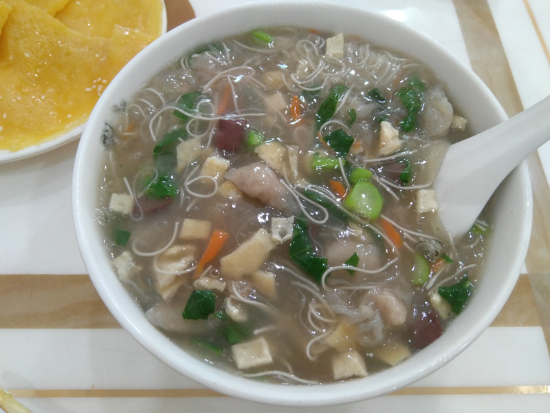 第一顿自己吃:炝粉,春卷,麦煎,煎粿&nbsp;首先是中午吃什么,才发现