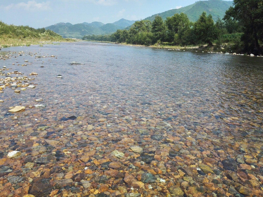  清澈的河水