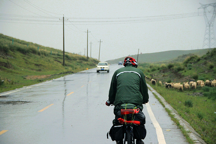        沿途很多骑车者孤独的背影